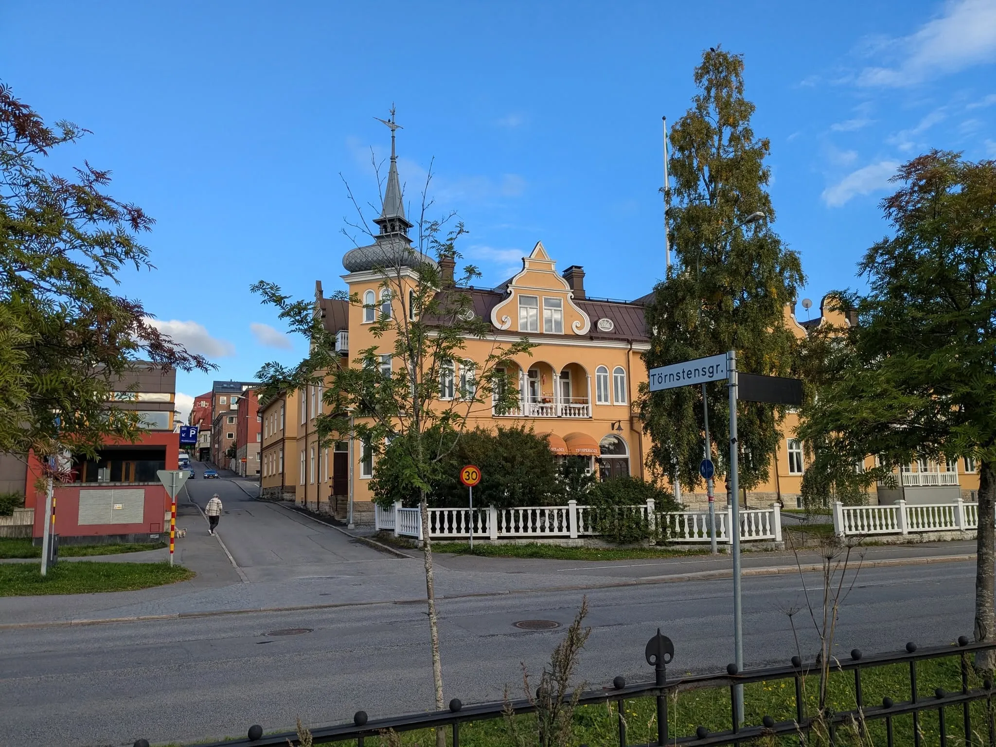 Temperance från andra sidan gatan vid Törnstensgränd, inbäddat bland träd en sen sommarkväll.
